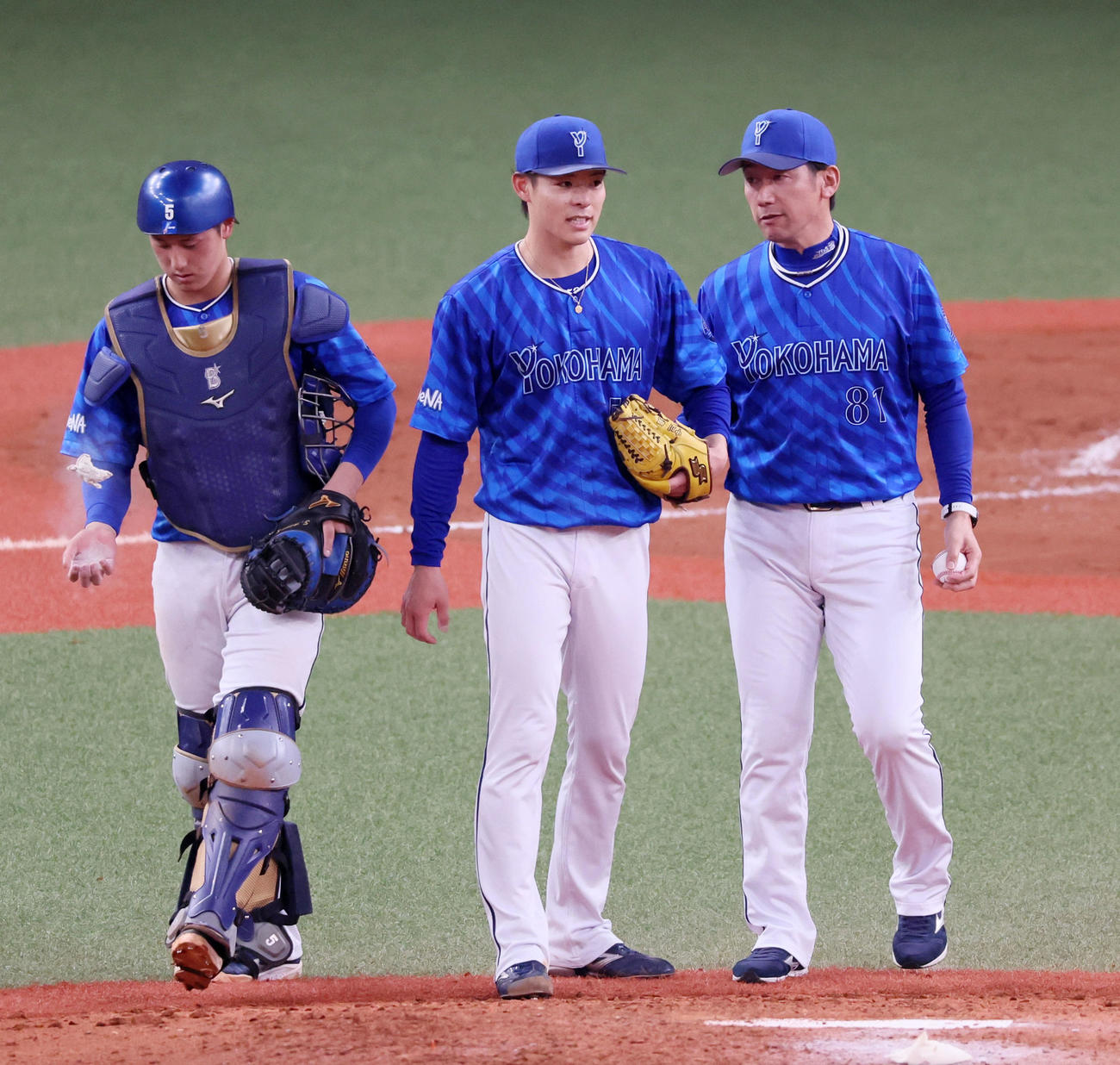 阪神対DeNA 5回裏阪神1死一塁、打者森下を迎え三浦監督（右）は先発中川颯に降板を告げる（撮影・加藤哉）