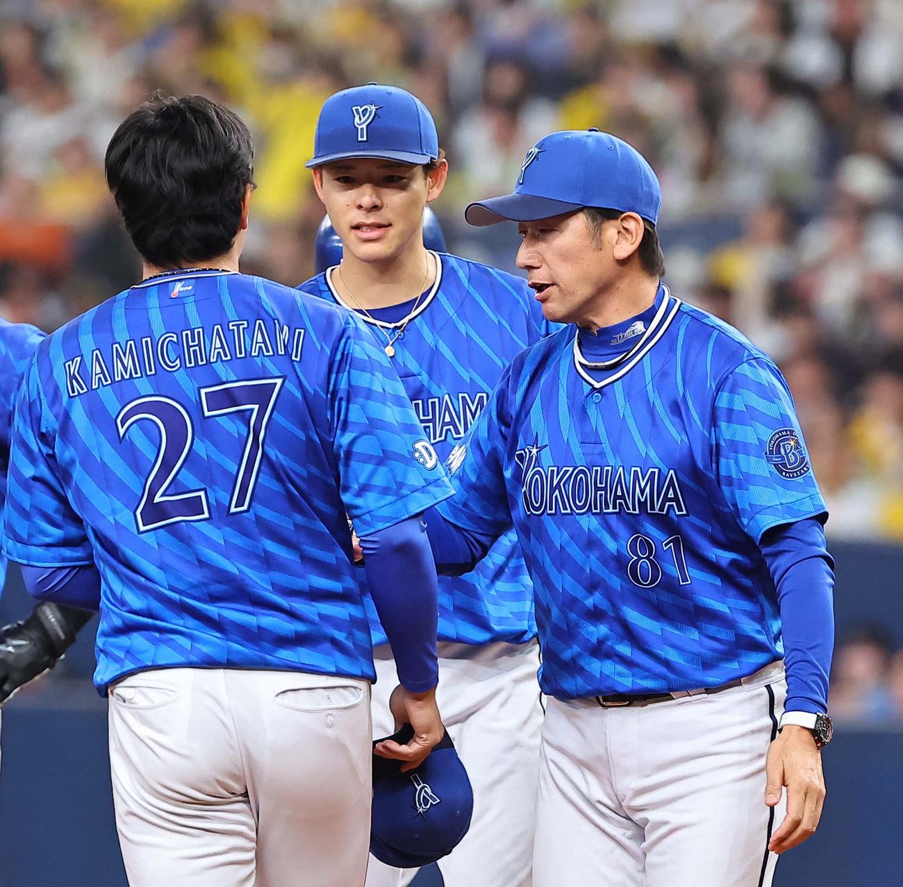 阪神対DeNA 5回、三浦監督（右）から交代を告げられ上茶谷（左）と交代する中川颯（撮影・上田博志）