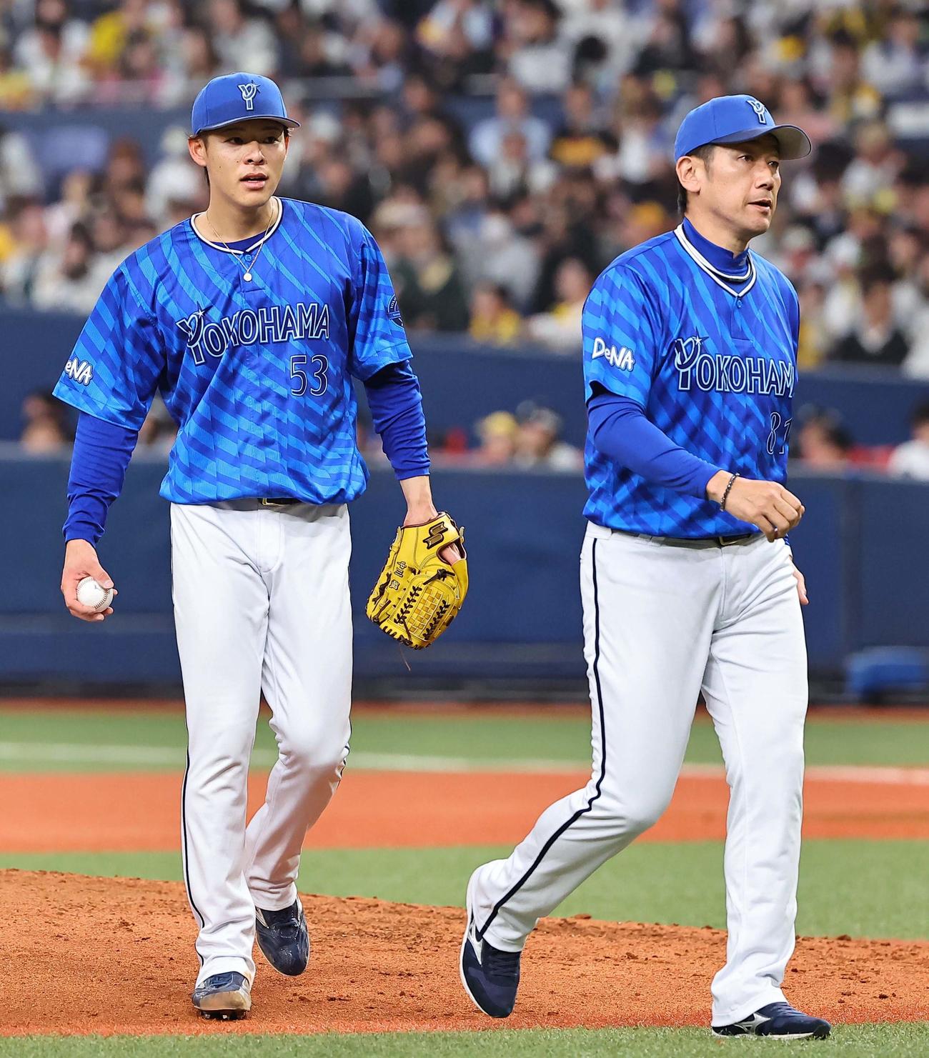 阪神対DeNA 5回、三浦監督（右）から交代を告げられベンチに引き揚げる中川颯（撮影・上田博志）