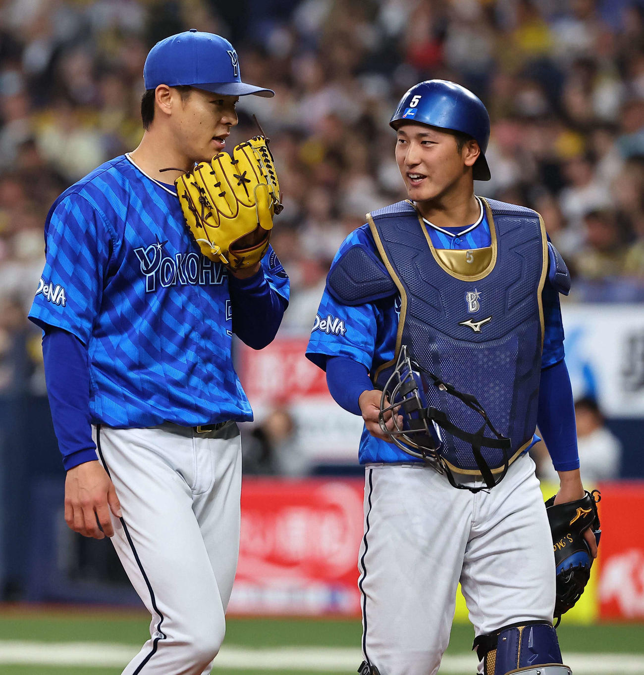 阪神対DeNA　初回を無失点に抑えたDeNA先発の中川颯（左）は松尾と話しながらベンチに引き揚げる（撮影・上田博志）