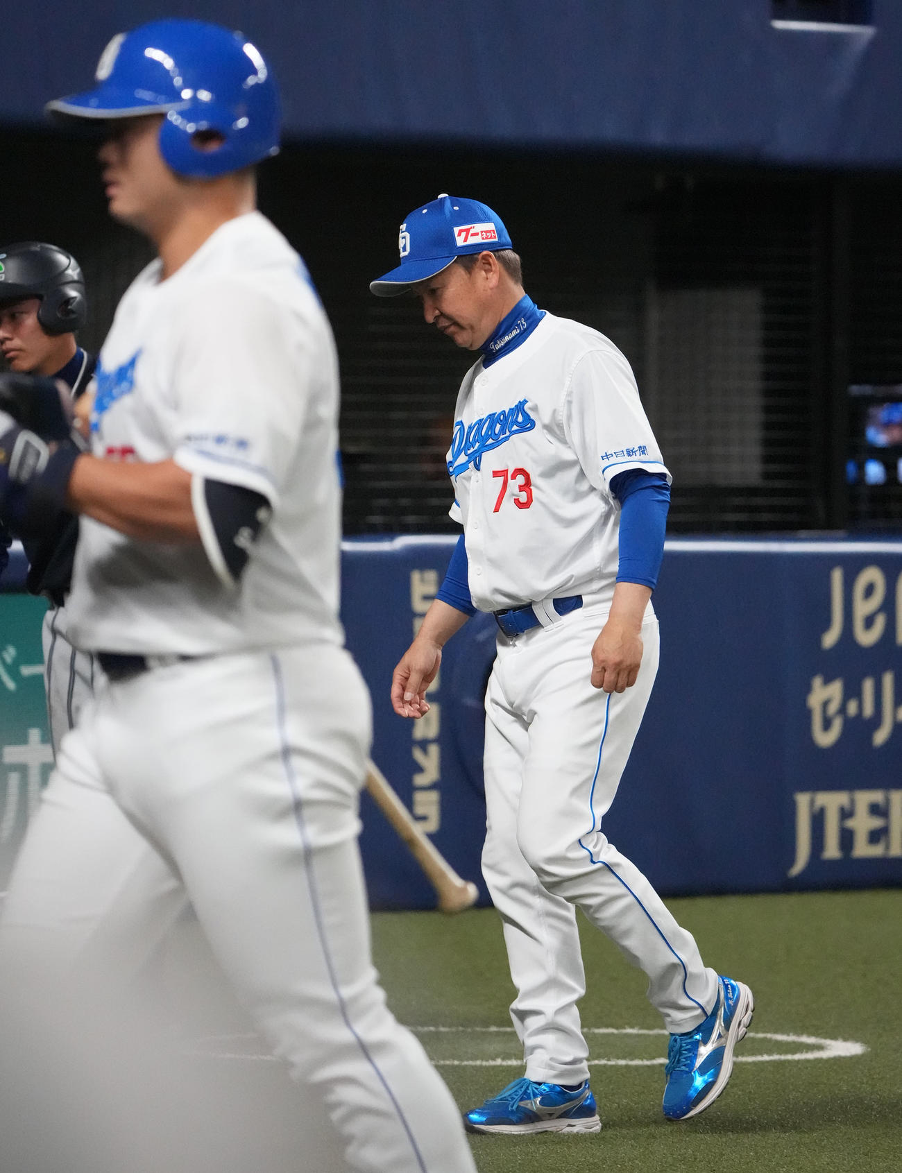 中日対巨人　7回終了、選手交代を告げベンチへ戻る立浪監督（右）左は細川（撮影・森本幸一）