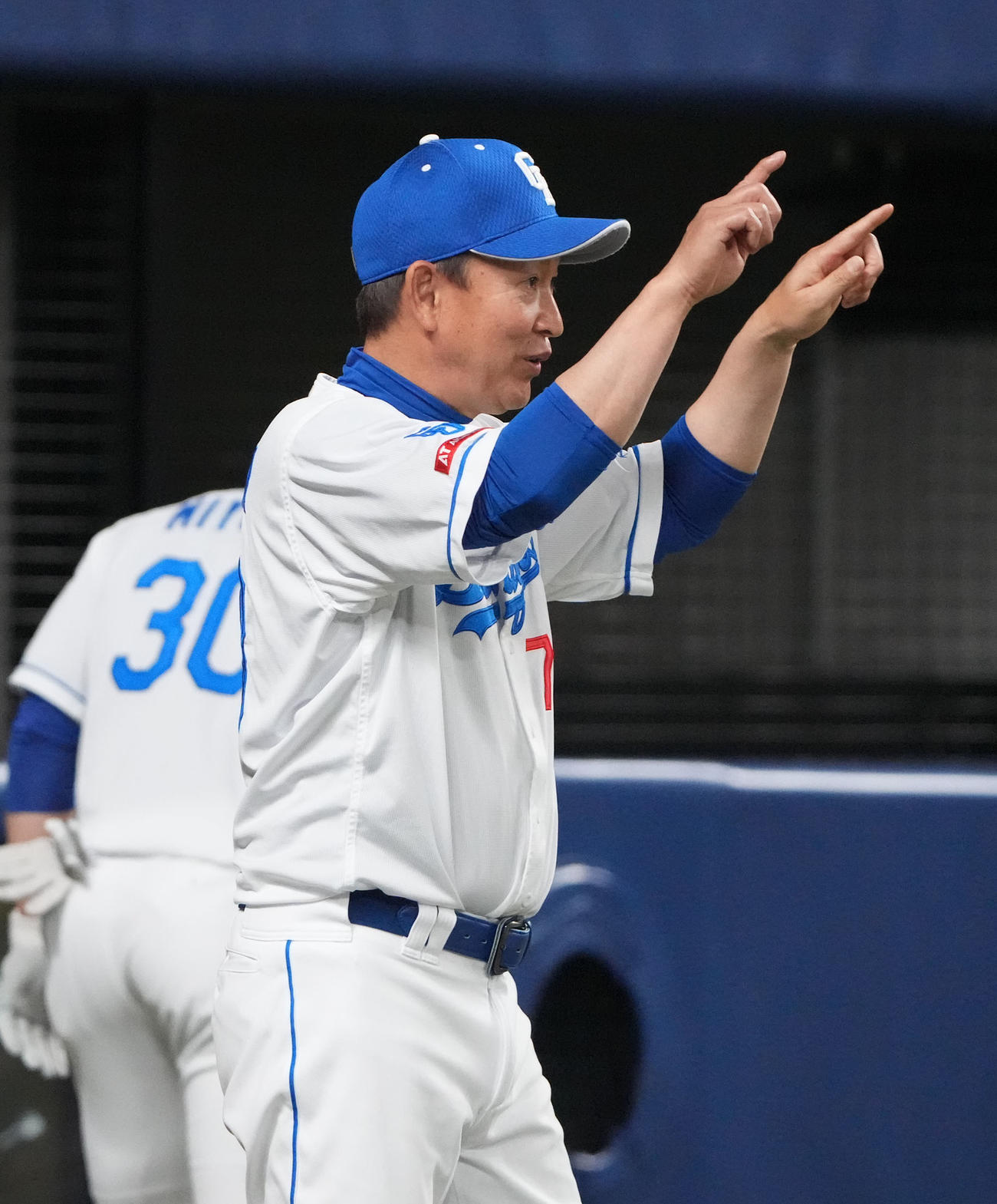 中日対巨人　6回裏中日無死一塁、一塁走者アウトの判定にリクエストする立浪監督（撮影・森本幸一）