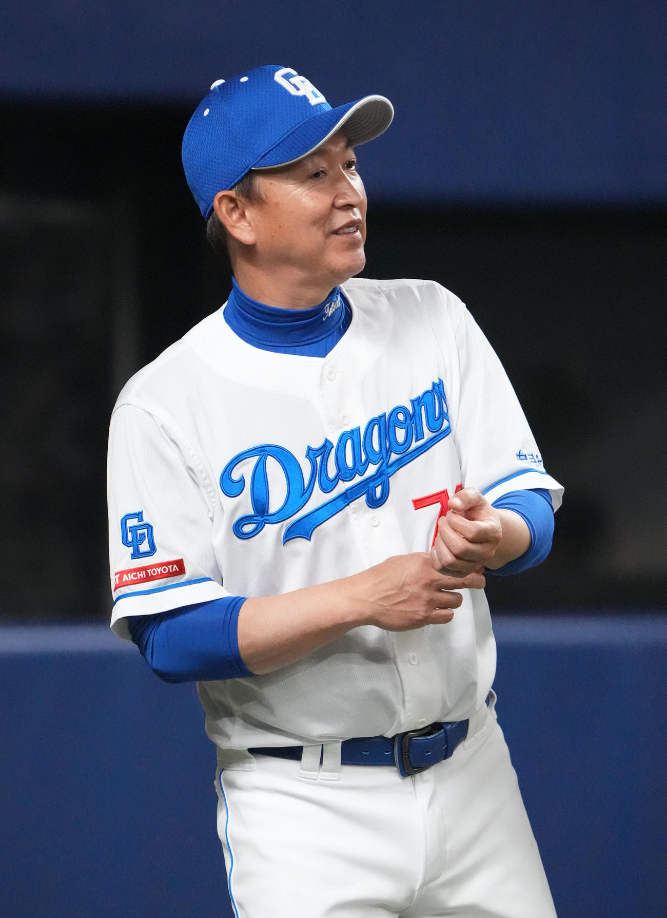 中日対巨人　6回終了、選手交代を告げる立浪監督（撮影・森本幸一）