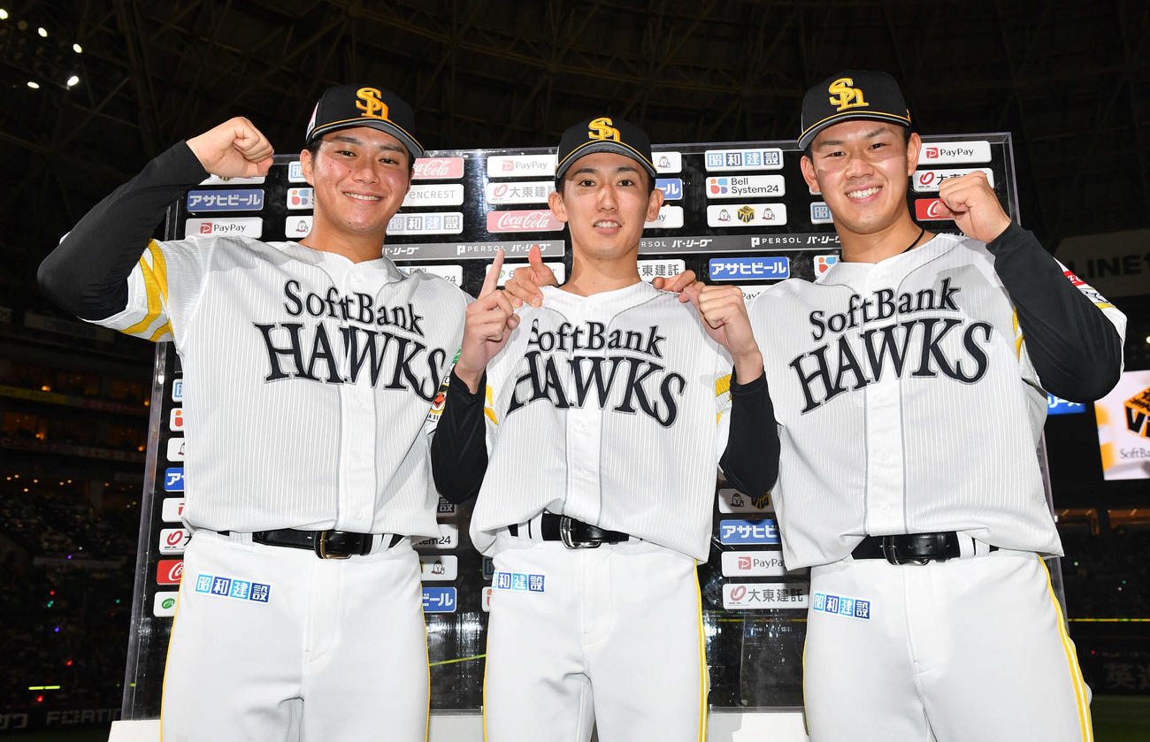ソフトバンク対ロッテ　先発転向初勝利を挙げた大津（中央）は、お立ち台でプロ初登板をした沢柳（左）、岩井と笑顔で1のポーズをつくる（撮影・岩下翔太）