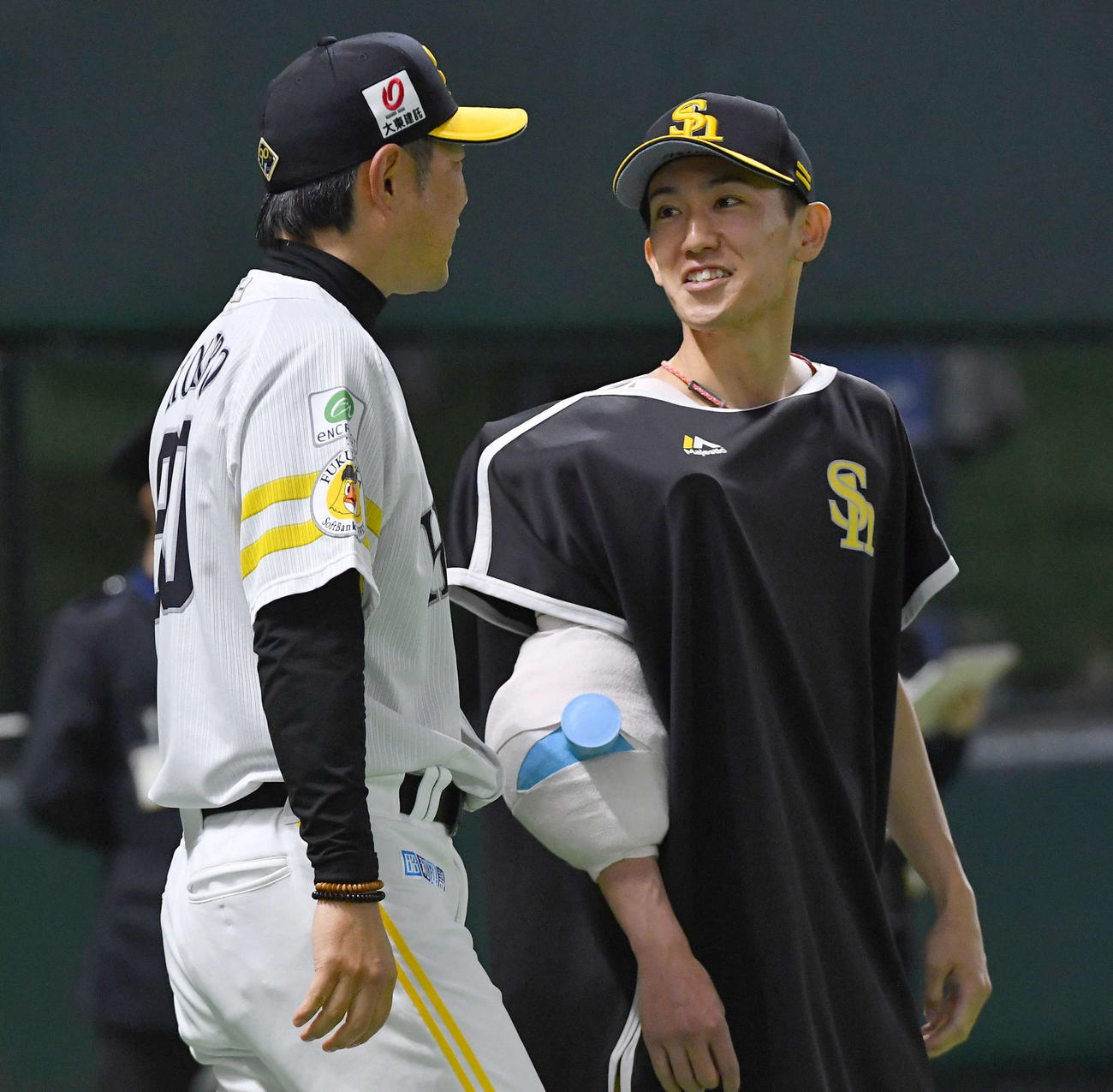 ソフトバンク対ロッテ　先発転向初勝利を挙げた大津（右）は、小久保監督と笑顔で話す（撮影・岩下翔太）