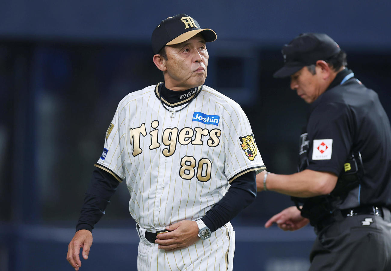 阪神対DeNA 7回を終え選手交代を告げる阪神岡田監督（撮影・前田充）