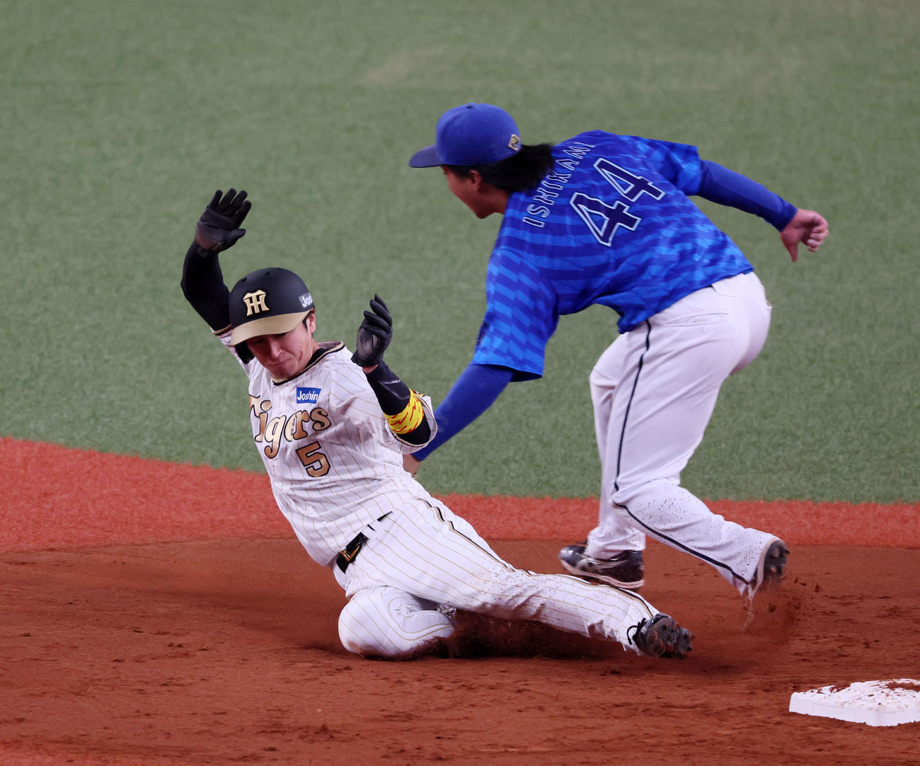 阪神対DeNA 3回裏阪神1死一塁、一走近本は二盗を決める。野手は石上（撮影・加藤哉）