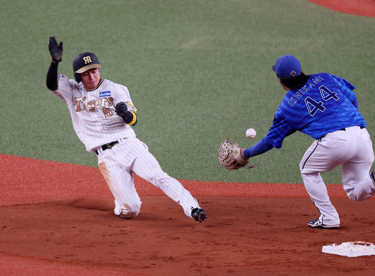 阪神対DeNA 3回裏阪神1死一塁、一塁走者近本は二塁盗塁を決める。野手は石上（撮影・加藤哉）