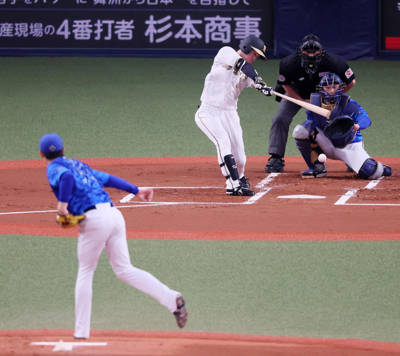 阪神対DeNA 1回裏阪神無死、近本は中前打を放つ。投手は中川颯（撮影・加藤哉）