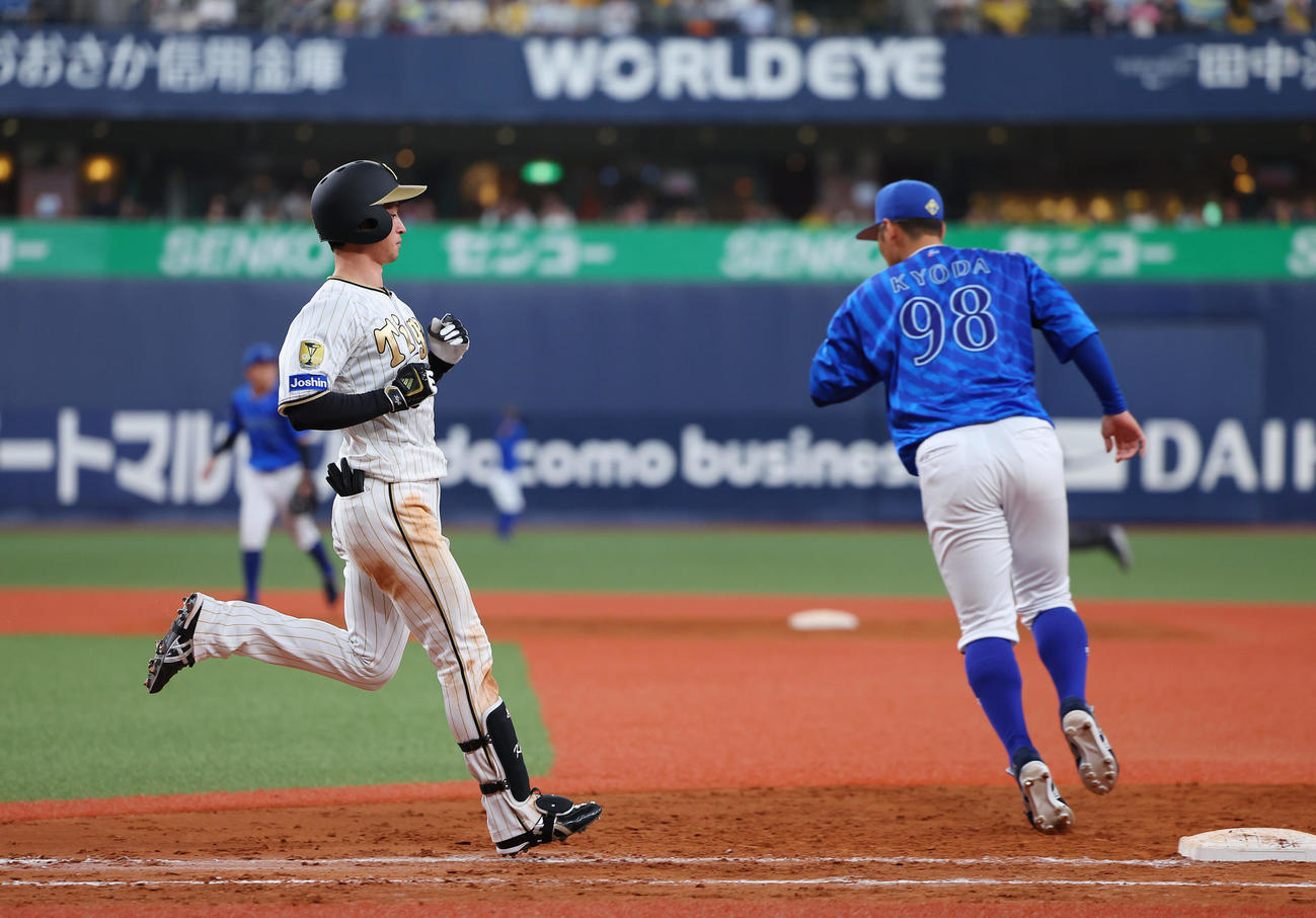 阪神対DeNA 9回裏阪神2死、近本（左）が二ゴロに倒れて試合終了となる。一塁手京田（撮影・前田充）
