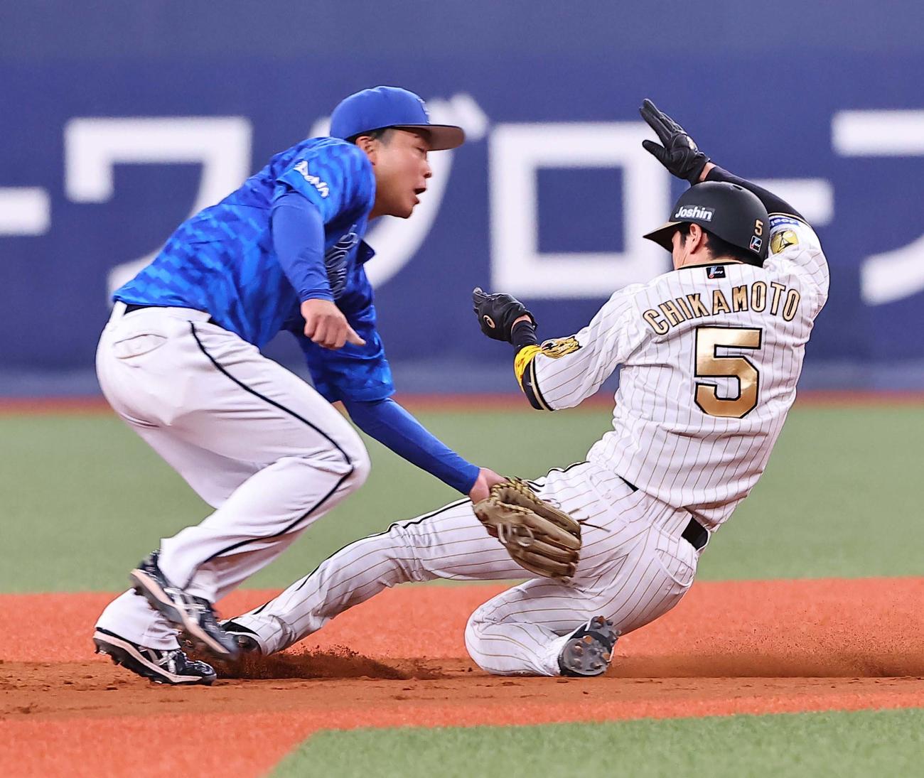 阪神対DeNA 3回裏阪神1死一塁、近本は二盗を決める（撮影・上田博志）
