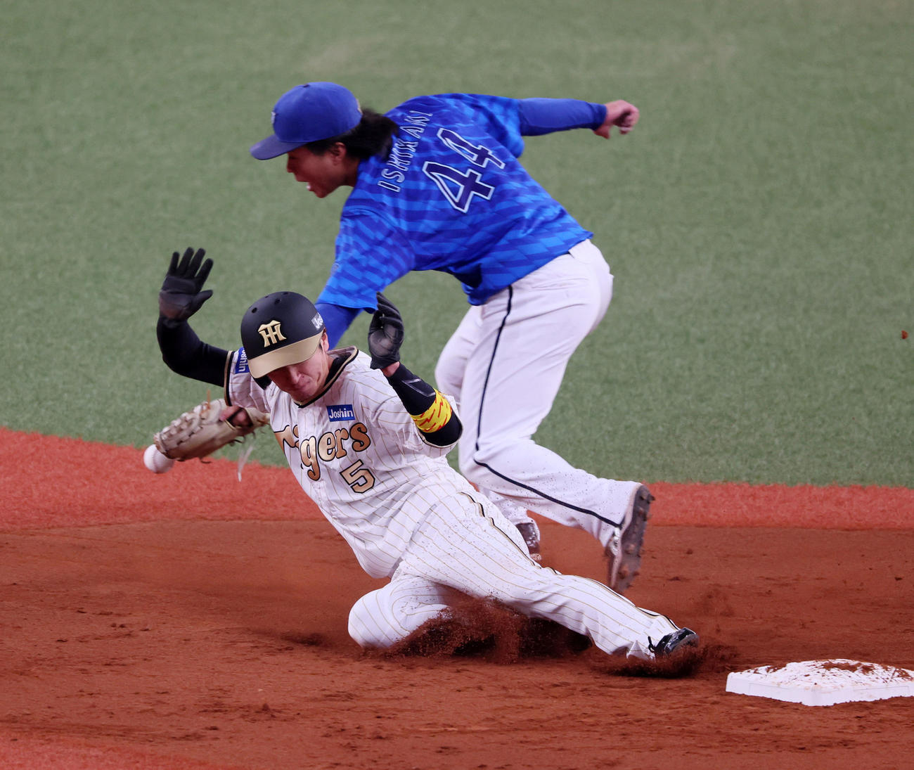 阪神対DeNA 3回裏阪神1死一塁、一塁走者近本は二塁盗塁を決める。野手は石上（撮影・加藤哉）