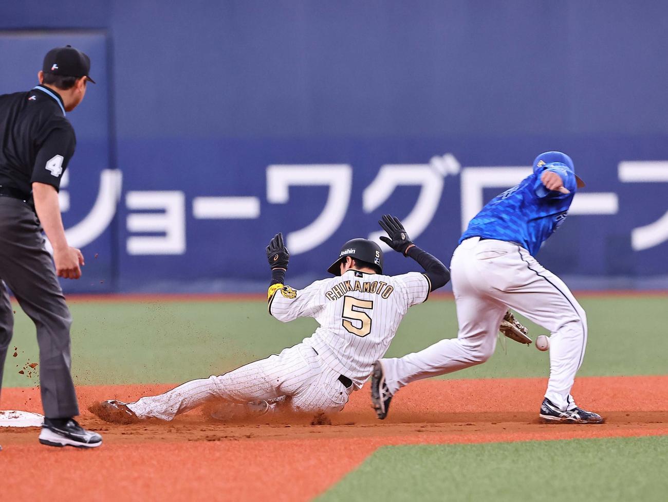 阪神対DeNA 3回裏阪神1死一塁、近本は二盗を決める（撮影・上田博志）