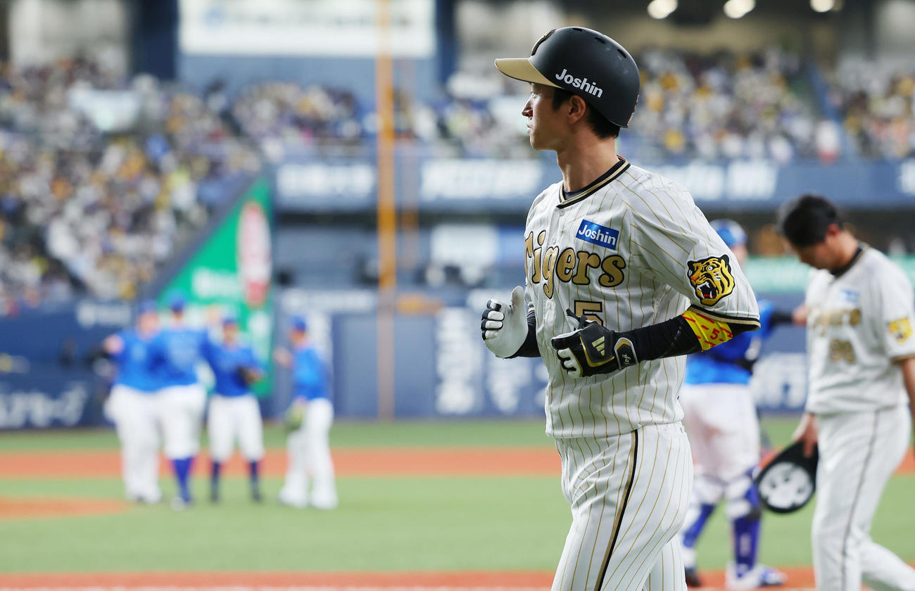 阪神対DeNA 9回裏阪神2死、二ゴロに倒れ試合終了となり、悔しそうにベンチへ下がる近本（手前）（撮影・前田充）