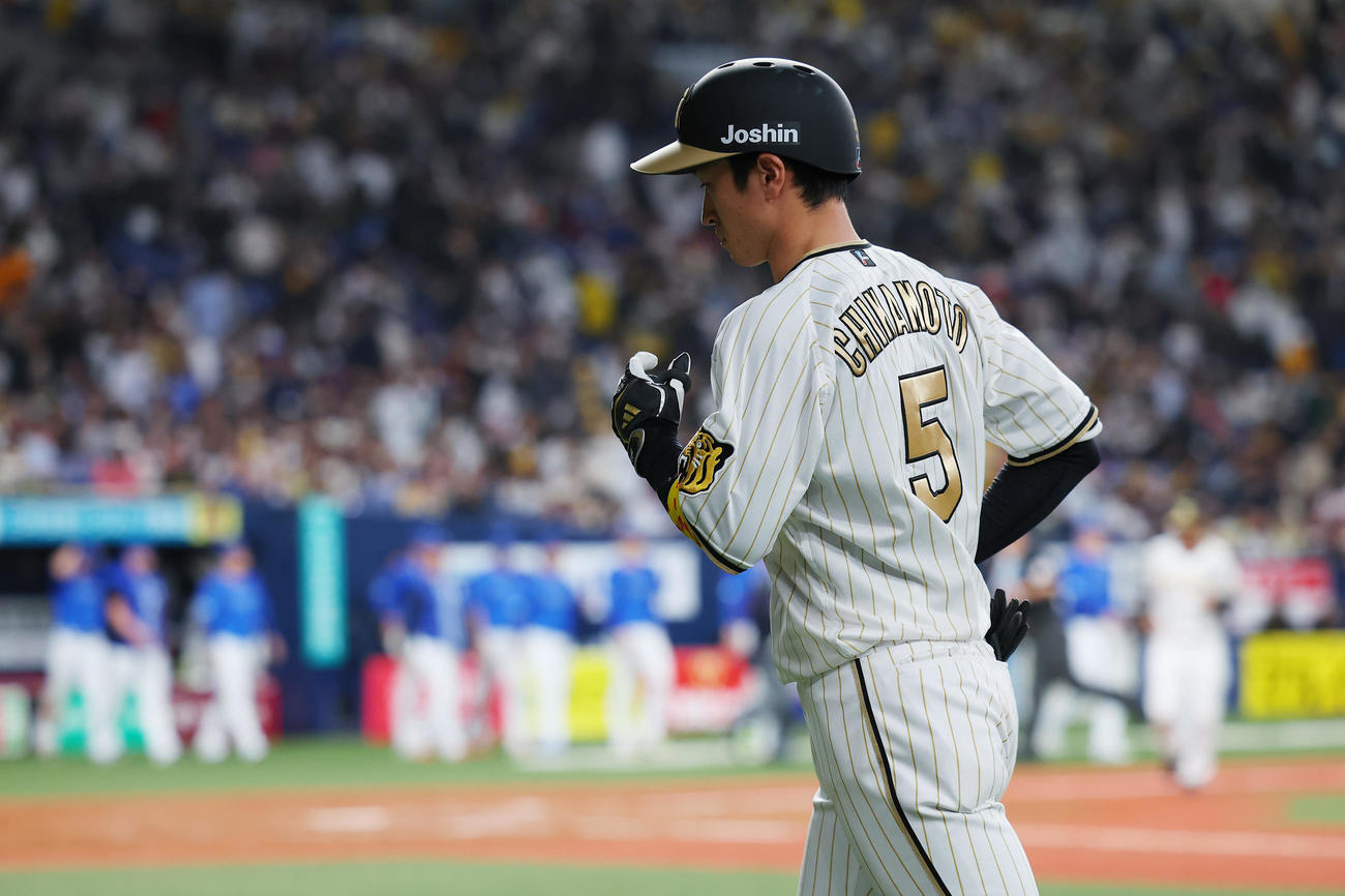 阪神対DeNA 9回裏阪神2死、二ゴロに倒れ試合終了となり、悔しそうにベンチへ下がる近本（手前）（撮影・前田充）