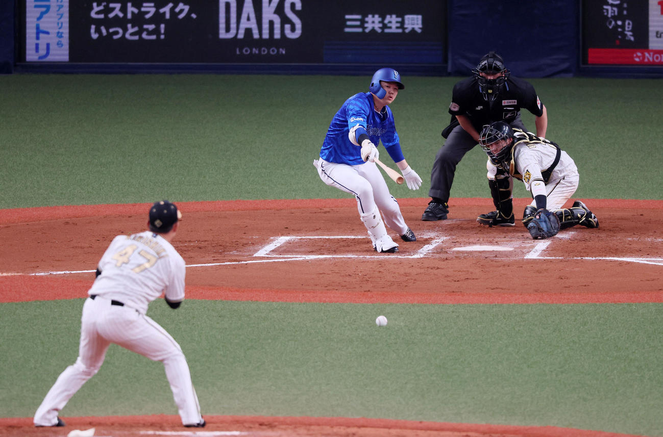 阪神対DeNA 6回表DeNA1死満塁、代打楠本は中適時打を放ち勝ち越しに成功。投手は桐敷（撮影・加藤哉）