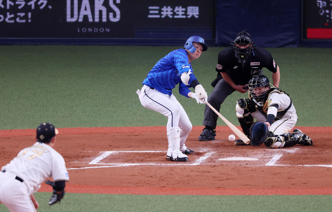 阪神対DeNA 6回表DeNA1死満塁、代打楠本は中適時打を放ち勝ち越しに成功。投手は桐敷（撮影・加藤哉）