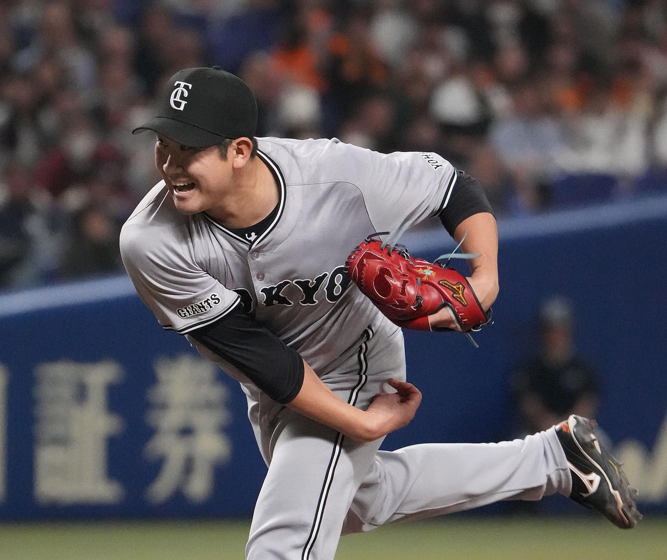 中日対巨人　6回裏、力投する巨人先発の菅野（撮影・森本幸一）