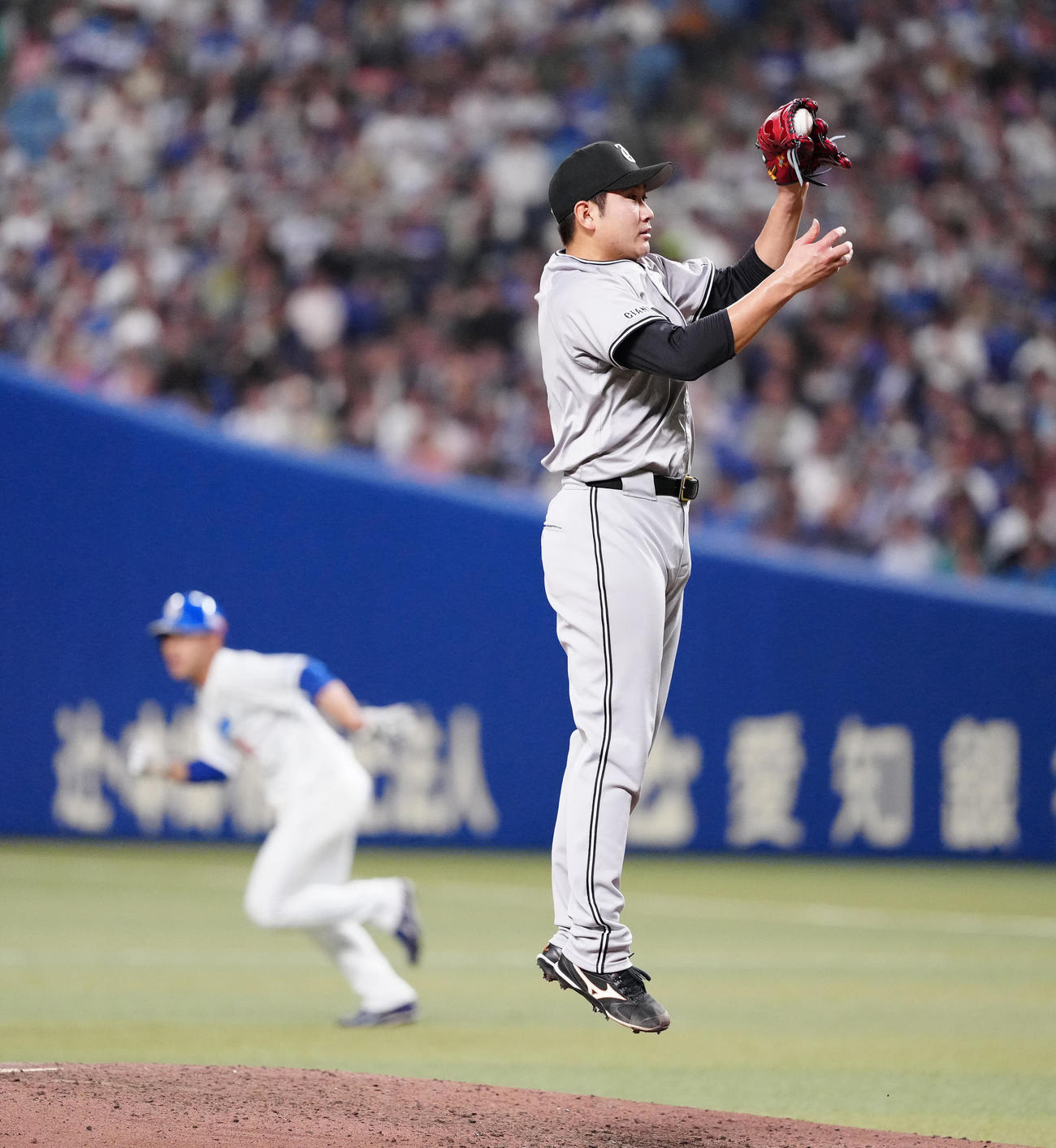中日対巨人　6回裏中日2死一塁、田中を投ゴロに仕留める菅野（撮影・江口和貴）