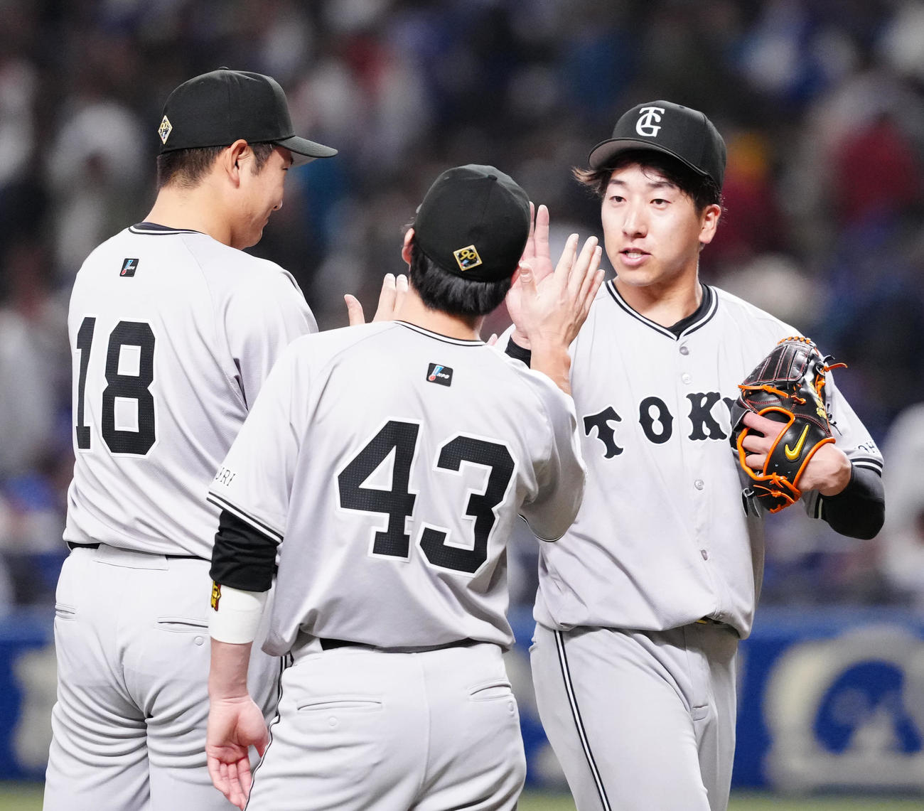 中日対巨人　試合後、巨人大勢（右）とタッチを交わす菅野（撮影・江口和貴）
