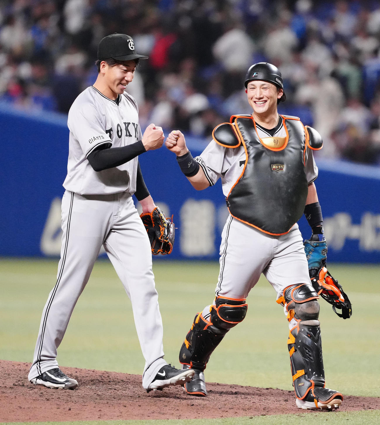 中日対巨人　試合後、タッチを交わす巨人大勢（左）と捕手小林（撮影・江口和貴）