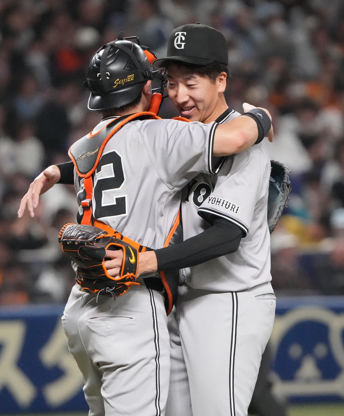 中日対巨人　試合終了、小林とハグを交わす大勢（右）（撮影・森本幸一）
