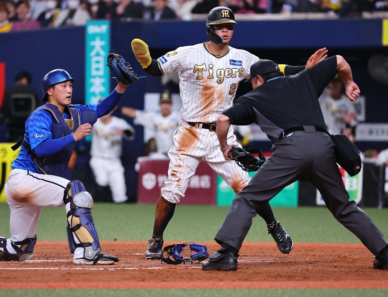 阪神対DeNA 4回裏阪神1死一、三塁、木浪の一ゴロで本塁へ滑り込んだ佐藤輝はアウトの判定を受ける（撮影・上田博志）