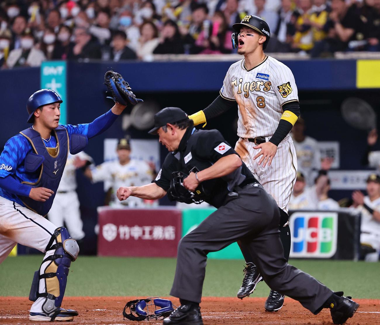 阪神対DeNA 4回裏阪神1死一、三塁、木浪の一ゴロで本塁へ滑り込んだ佐藤輝はアウトの判定を受ける（撮影・上田博志）