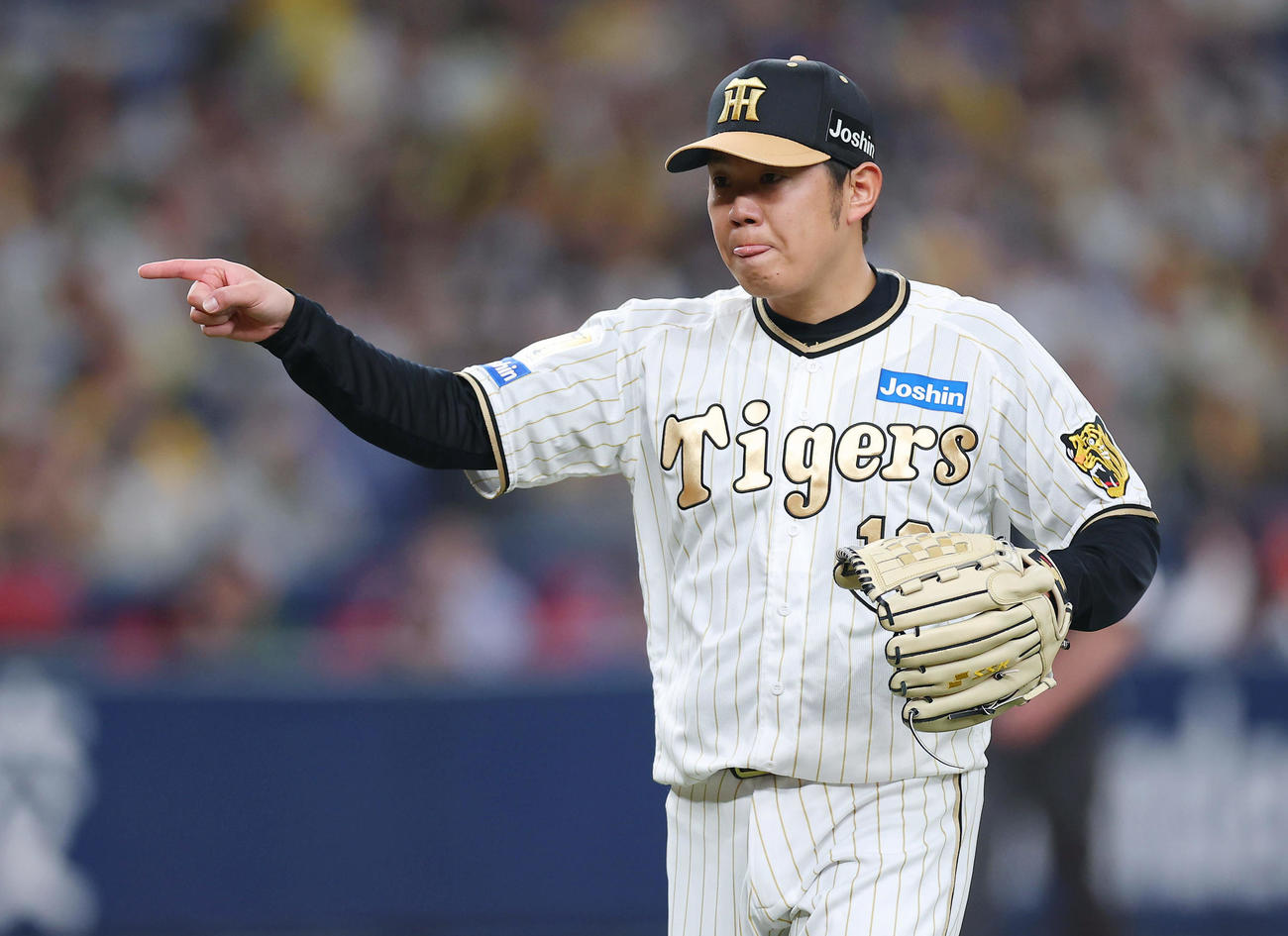 阪神対DeNA 1回表を投げ終えベンチへ戻る阪神西勇（撮影・前田充）
