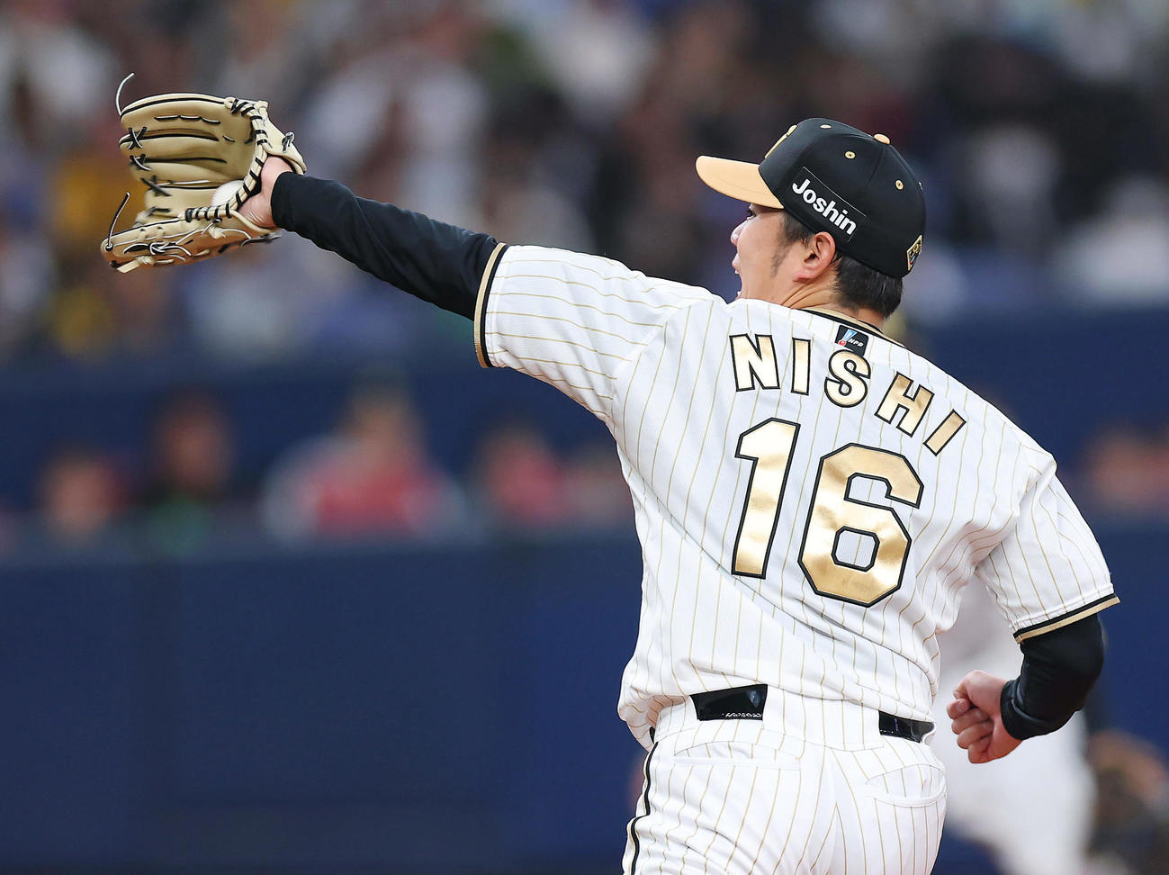 阪神対DeNA 2回表DeNA2死一、三塁、中川颯の打球に素早く反応し投直に仕留める西勇（撮影・前田充）