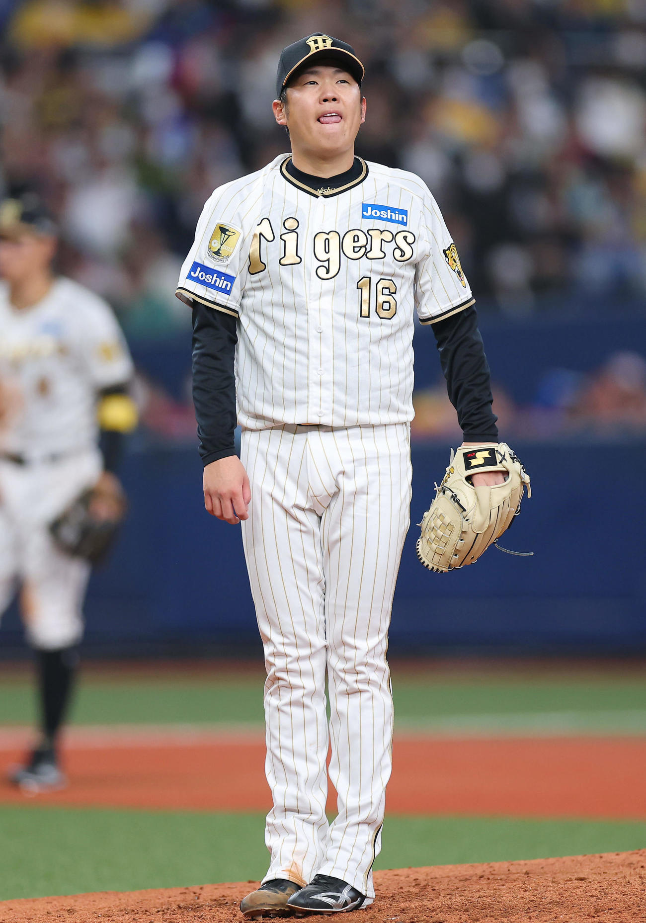 阪神対DeNA 6回表DeNA無死二、三塁、松尾に死球を与え、厳しい表情を見せる西勇（撮影・前田充）