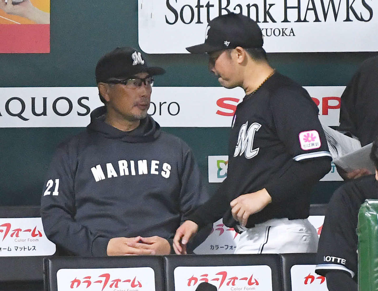 ソフトバンク対ロッテ　1回裏に6失点し、厳しい表情でベンチ裏へ向かう美馬（右）。左は吉井監督（撮影・岩下翔太）