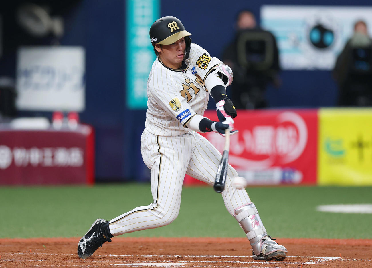 阪神対DeNA 4回裏阪神1死一、三塁、中前適時打を放つ梅野（撮影・前田充）