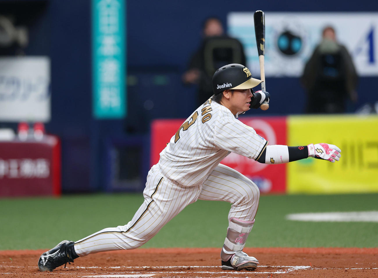 阪神対DeNA 4回裏阪神1死一、三塁、中前適時打を放つ梅野（撮影・前田充）