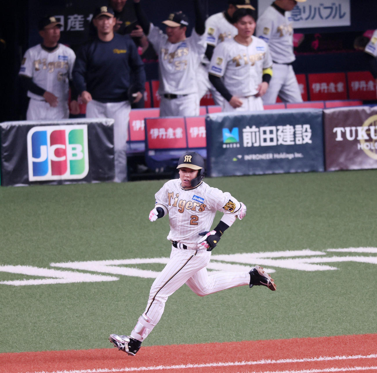 阪神対DeNA 4回裏阪神1死一、三塁、梅野は中適時打を放つ（撮影・加藤哉）