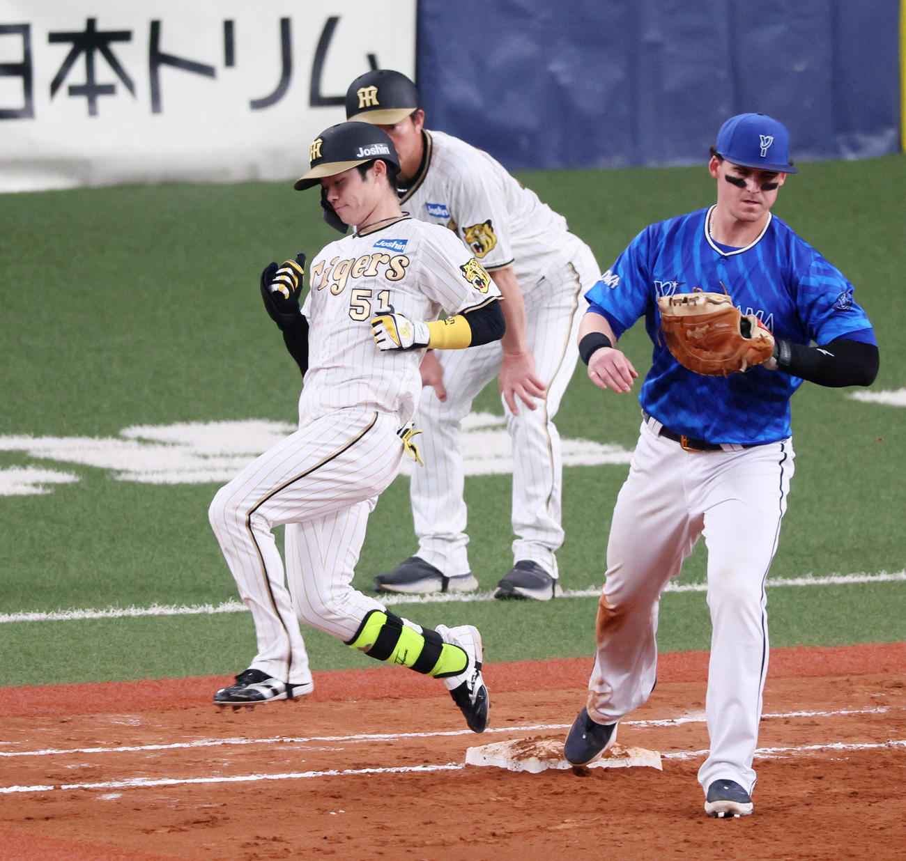 阪神対DeNA 7回裏阪神1死一、二塁、中野は二ゴロ併殺に倒れる。一塁手はオースティン（撮影・加藤哉）