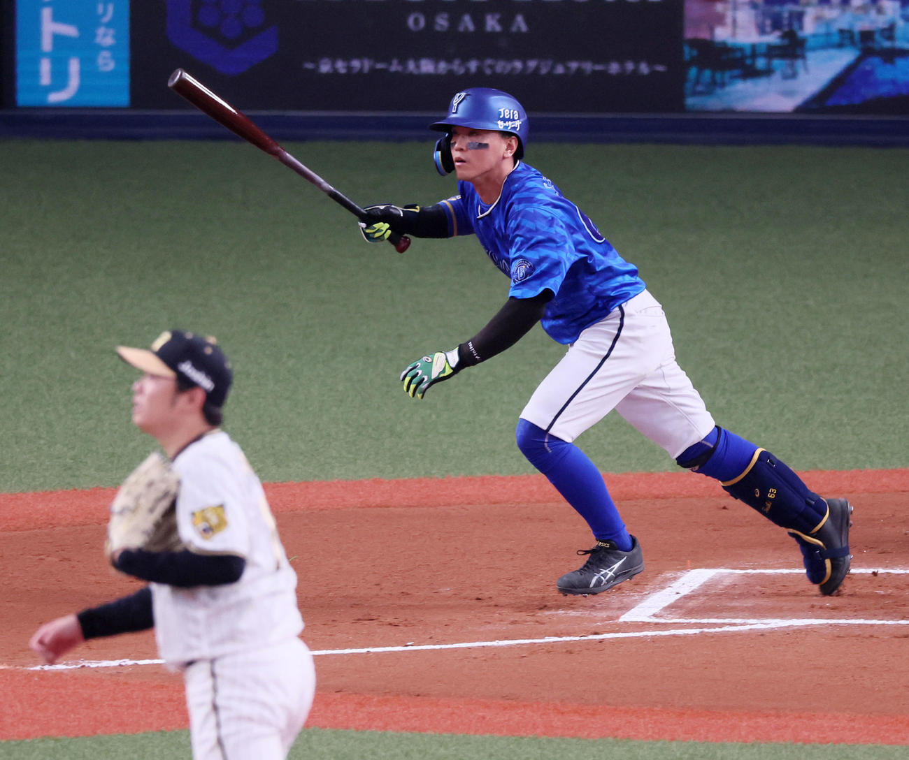 阪神対DeNA 6回表DeNA無死一、三塁、関根は右適時二塁打を放つ。投手西勇（撮影・加藤哉）