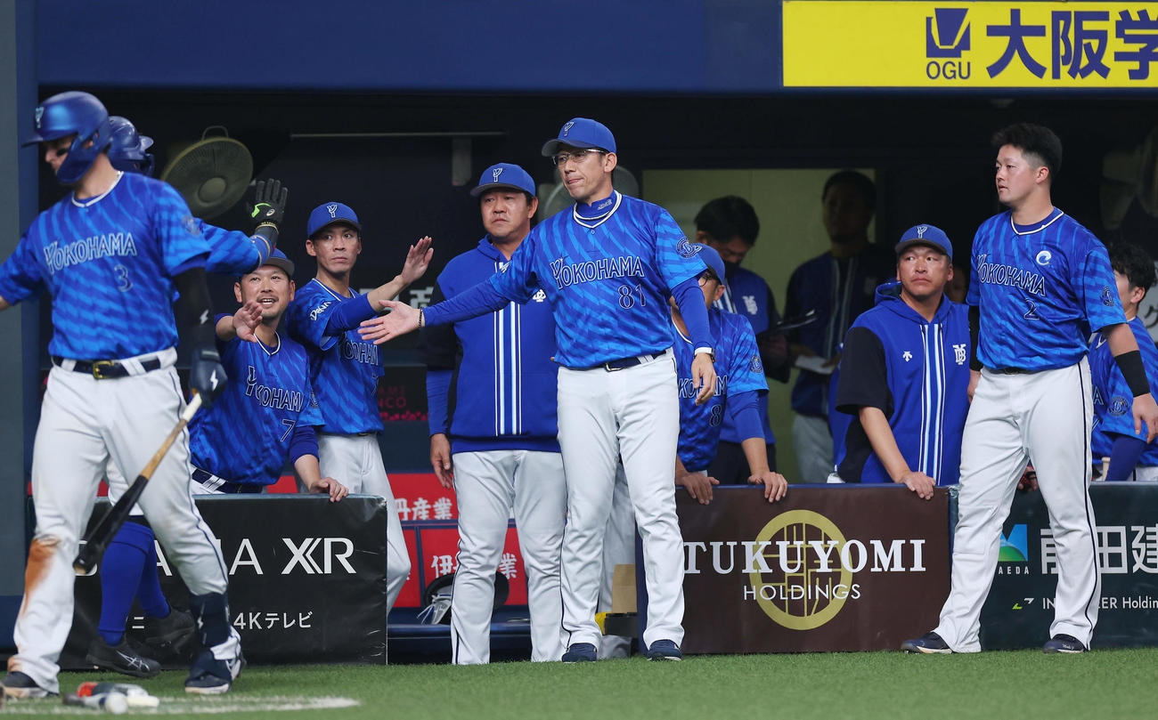 阪神対DeNA 6回表DeNA1死満塁、楠本の適時打で逆転し、生還した宮崎と関根を迎える三浦監督（中央）ら（撮影・前田充）