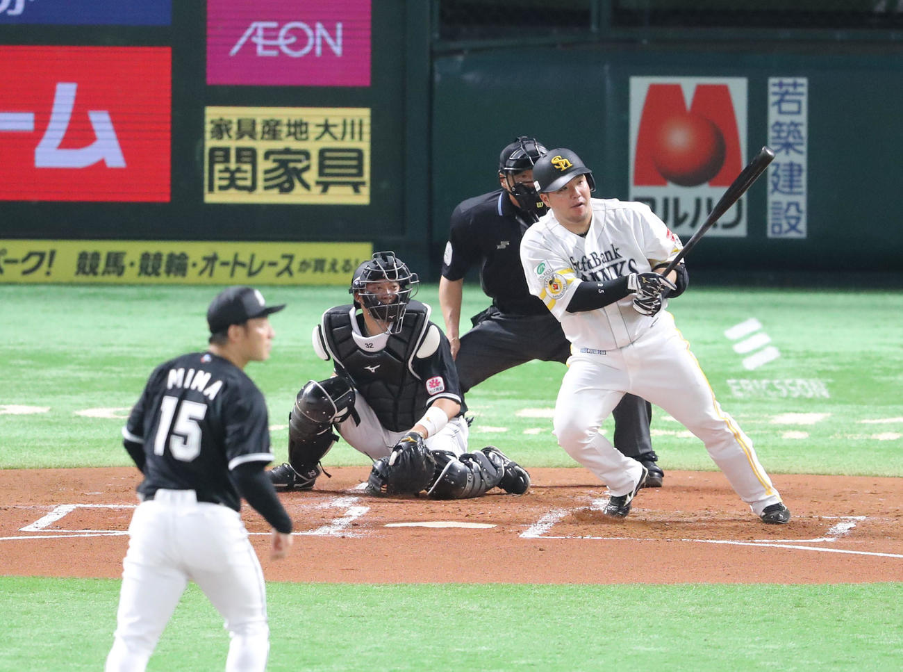 ソフトバンク対ロッテ　1回裏ソフトバンク1死一、二塁、山川は左越えに逆転となる2点適時二塁打を放つ（撮影・梅根麻紀）