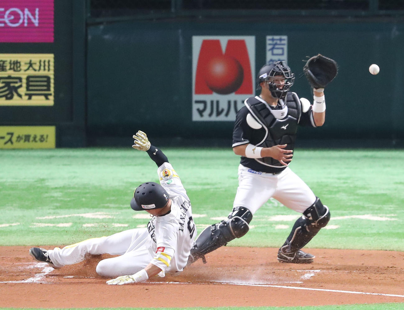 ソフトバンク対ロッテ　1回裏ソフトバンク1死一、二塁、山川は左越えに逆転となる2点適時二塁打を放つ、生還する柳田悠岐（撮影・梅根麻紀）