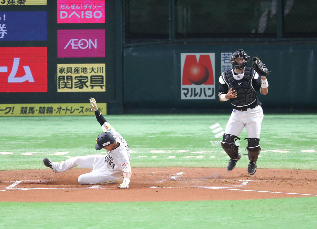 ソフトバンク対ロッテ　1回裏ソフトバンク1死一、二塁、山川は左越えに逆転となる2点適時二塁打を放つ、生還する柳田悠岐（撮影・梅根麻紀）