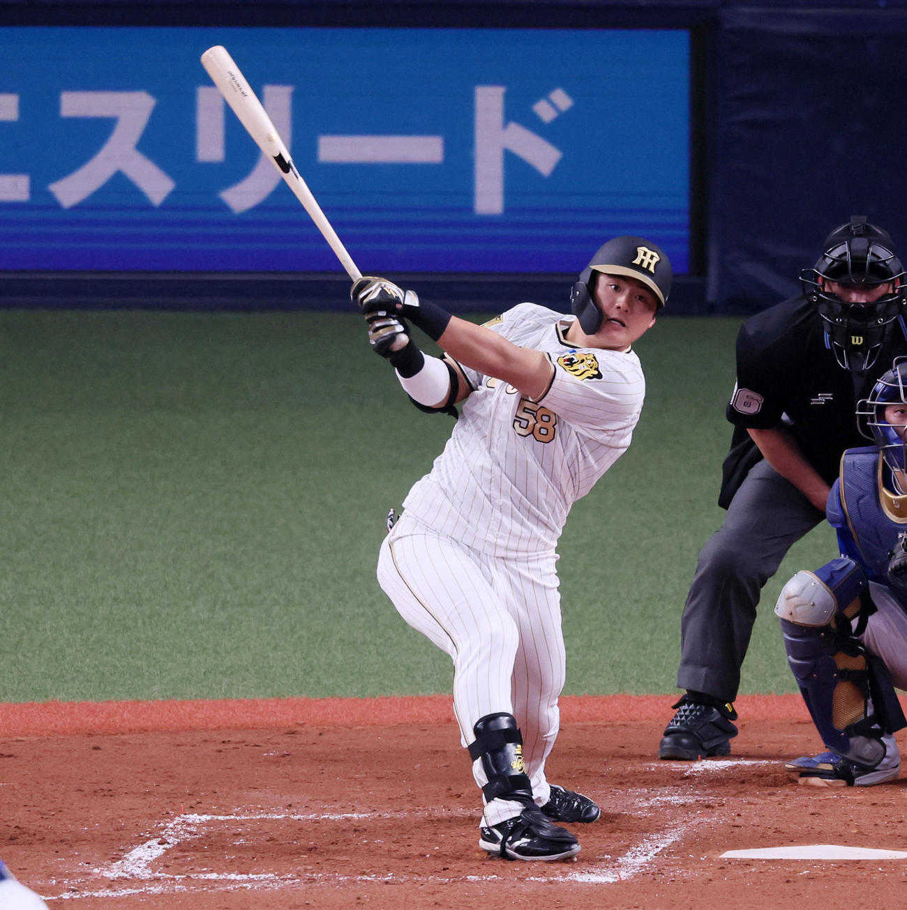 阪神対DeNA 4回裏阪神1死、前川は中二塁打を放つ（撮影・加藤哉）