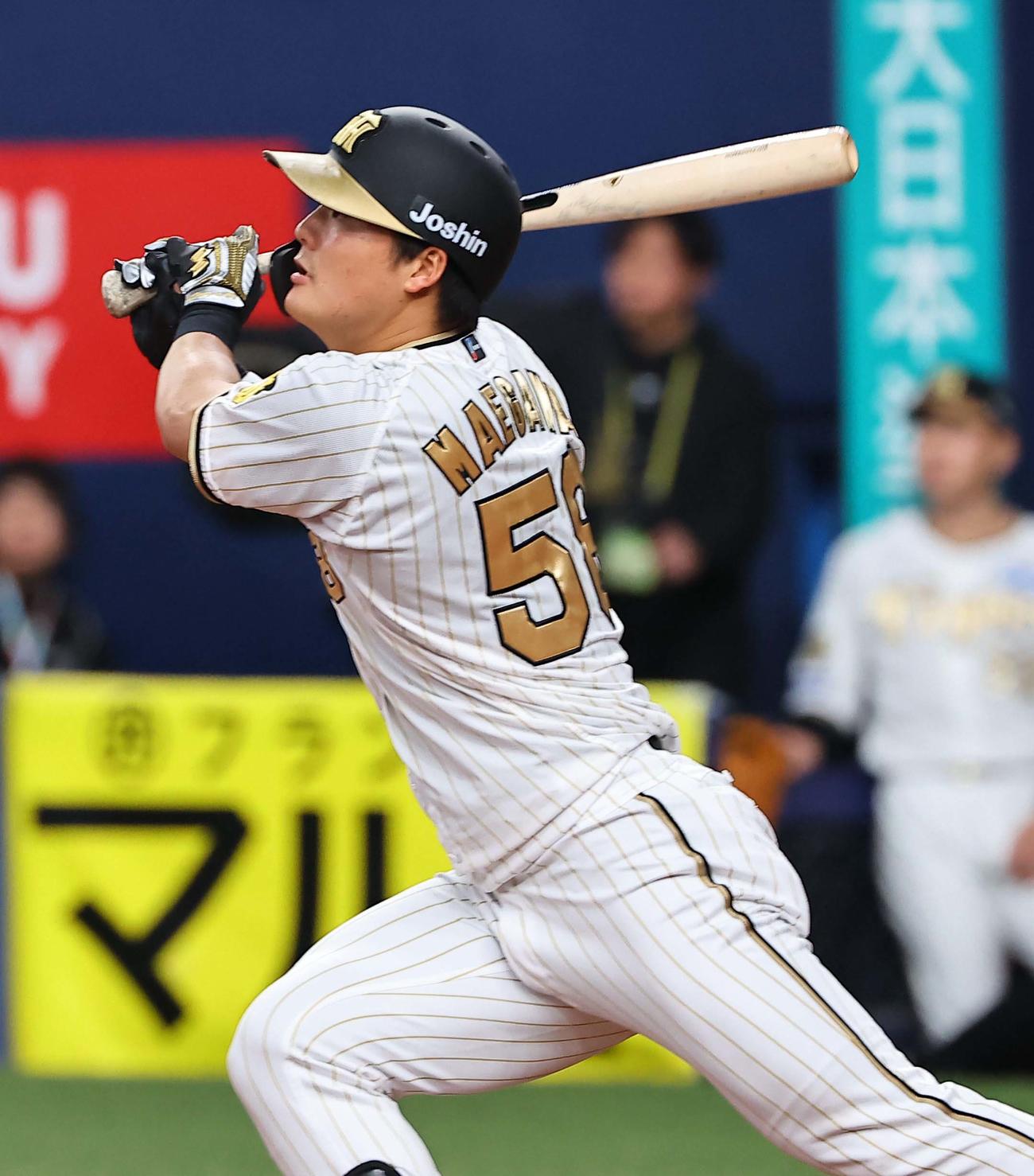 阪神対DeNA 4回裏阪神1死、前川は二塁打を放つ（撮影・上田博志）