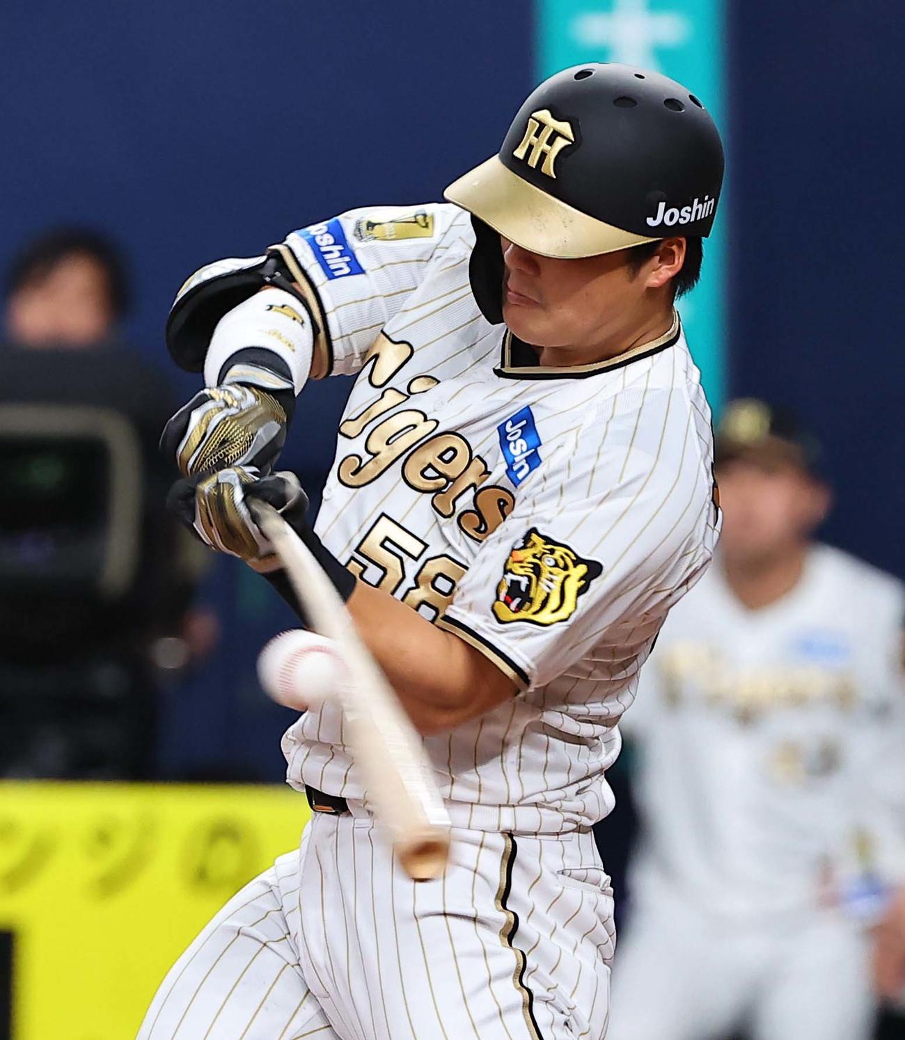 阪神対DeNA 8回裏阪神2死、前川は左前打を放つ（撮影・上田博志）