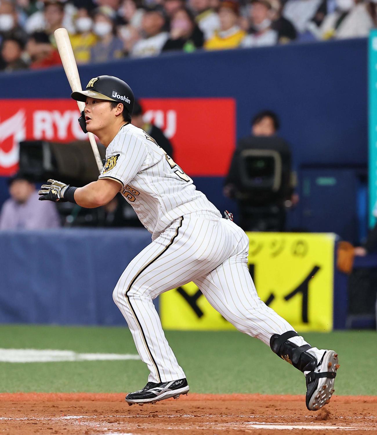 阪神対DeNA 8回裏阪神2死、前川は左前打を放つ（撮影・上田博志）