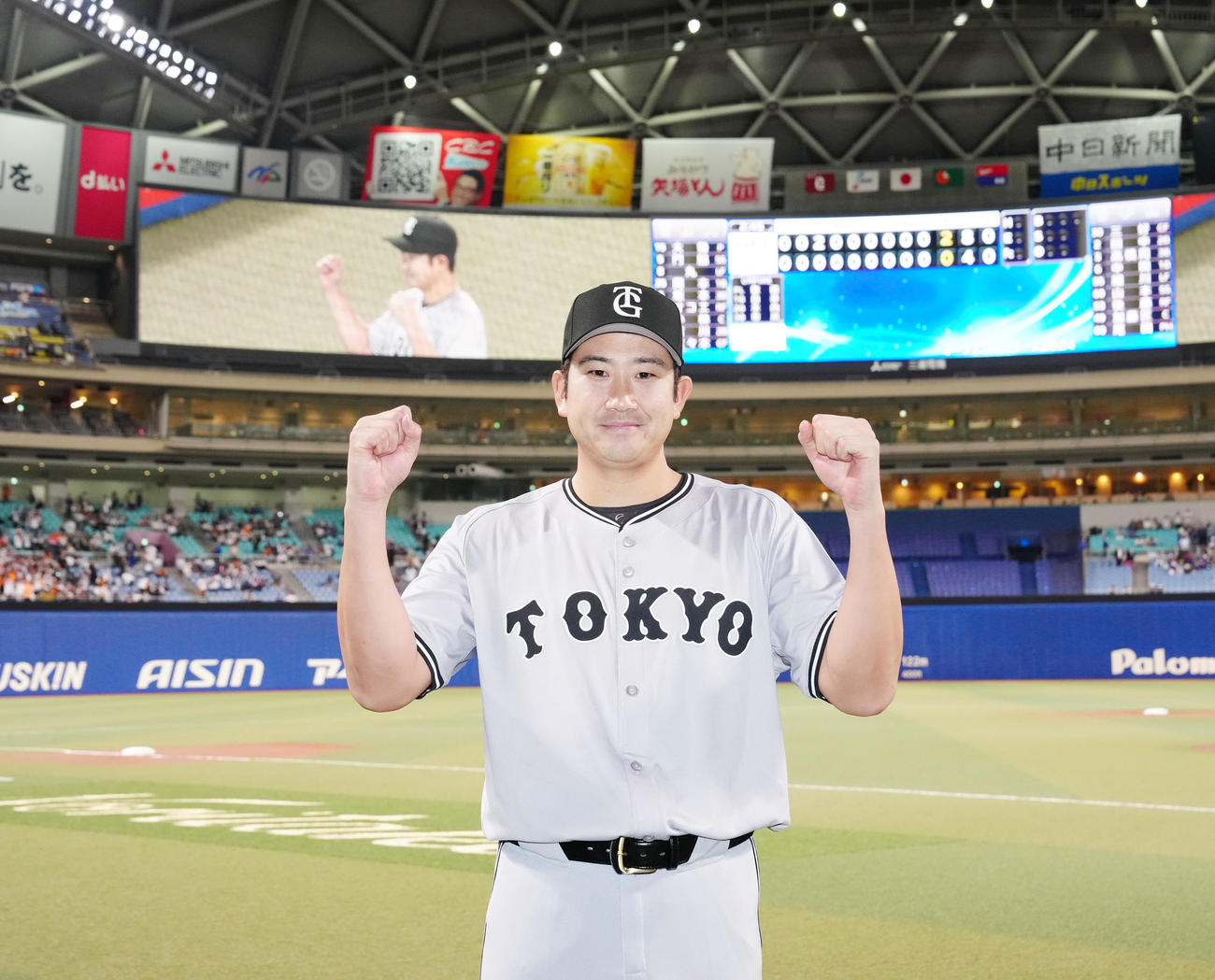 中日対巨人　試合後、ガッツポーズで写真に納まる巨人菅野（撮影・江口和貴）
