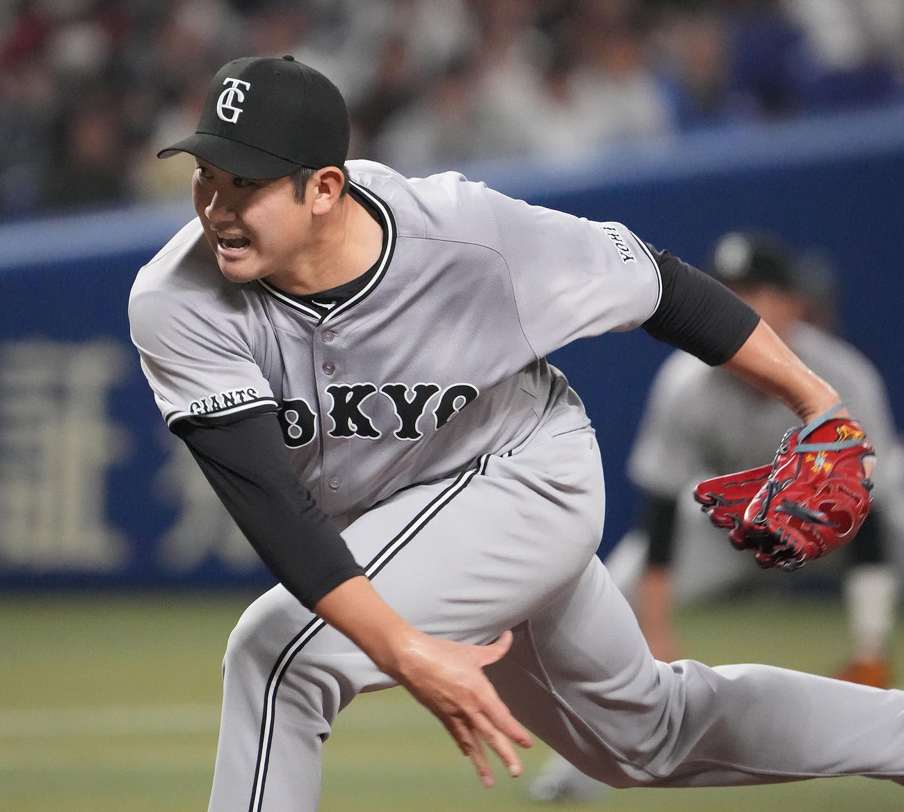 中日対巨人　2回裏、力投する巨人先発の菅野（撮影・森本幸一）