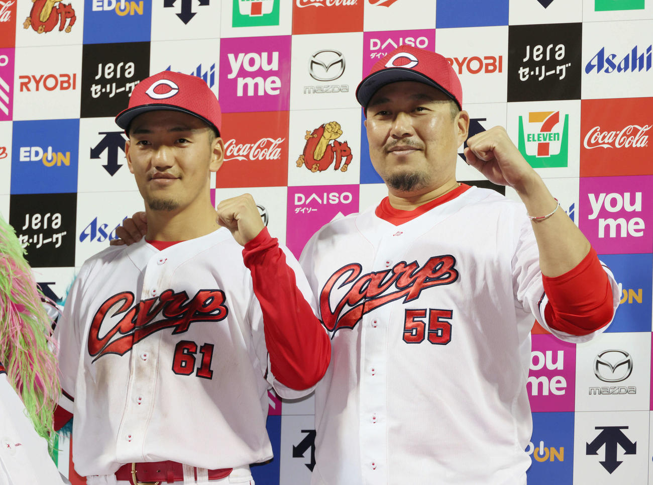 広島対ヤクルト　お立ち台でポーズを決める矢野（左）と松山（撮影・加藤孝規）