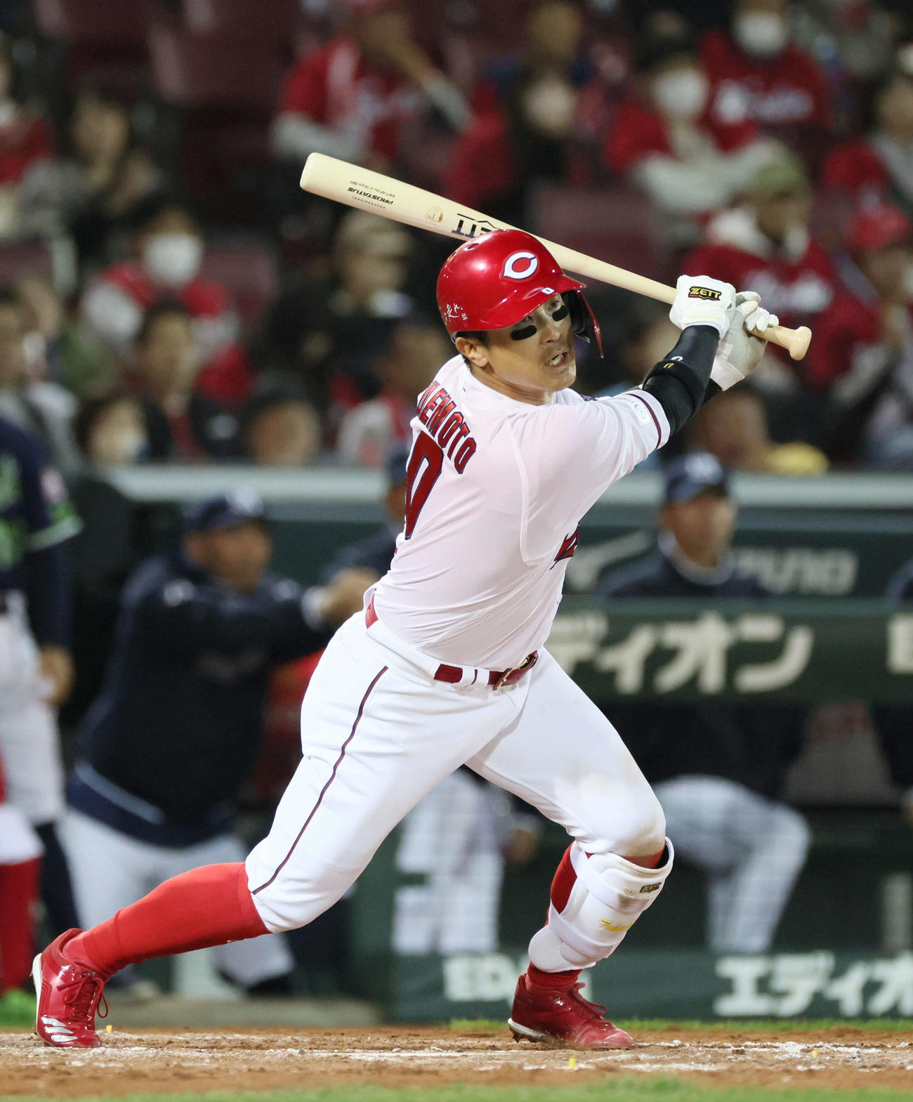 広島対ヤクルト　8回裏広島2死一、二塁、上本は同点右適時打を放つ（撮影・加藤孝規）