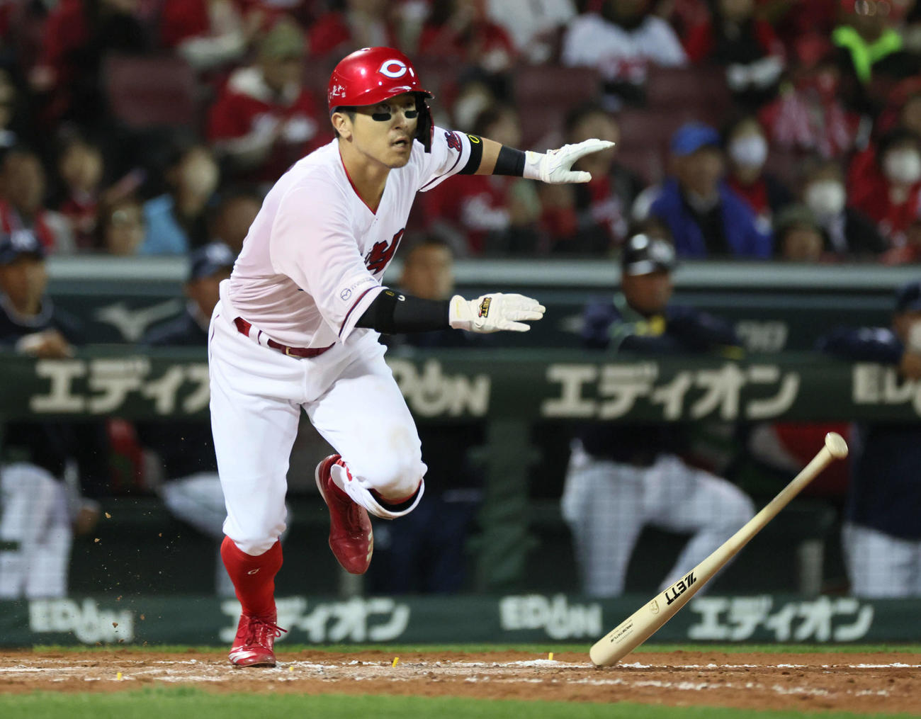 広島対ヤクルト　8回裏広島2死一、二塁、上本は同点右適時打を放つ（撮影・加藤孝規）